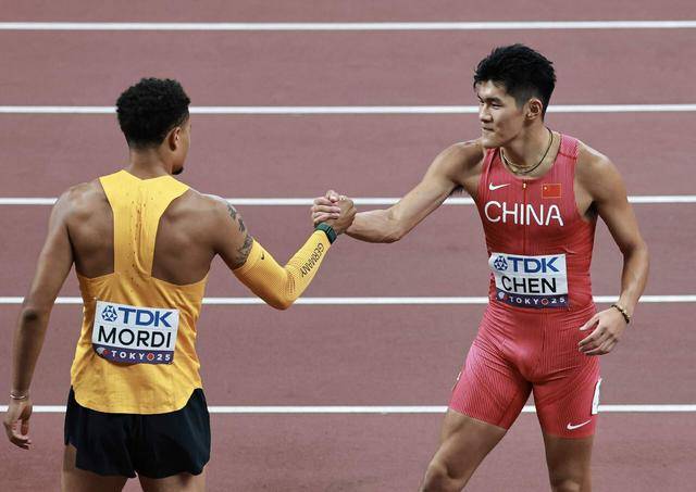 中国15岁“跨栏少年”横空出世!天赋异禀,网友:下一个刘翔